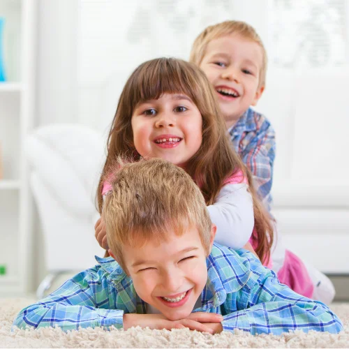 Enfants souriants avec un cahier d'activités