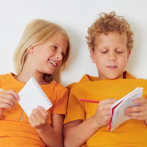 Enfants lisant des cahiers d'activités, alternative aux écrans