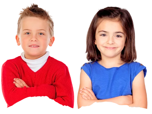 Deux enfants souriants avec des cahiers d activites nature
