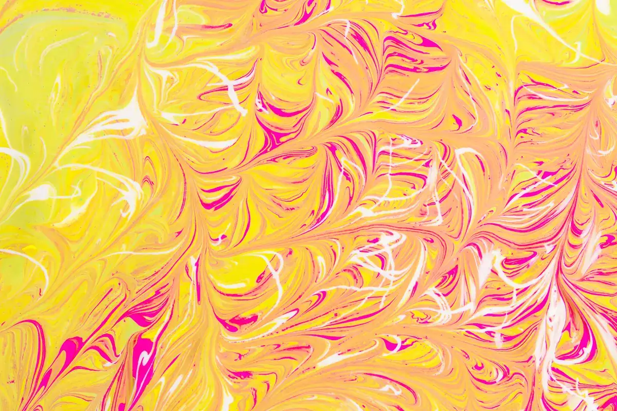 volutes et tourbillons jaune et rose a la maniere de Klimt