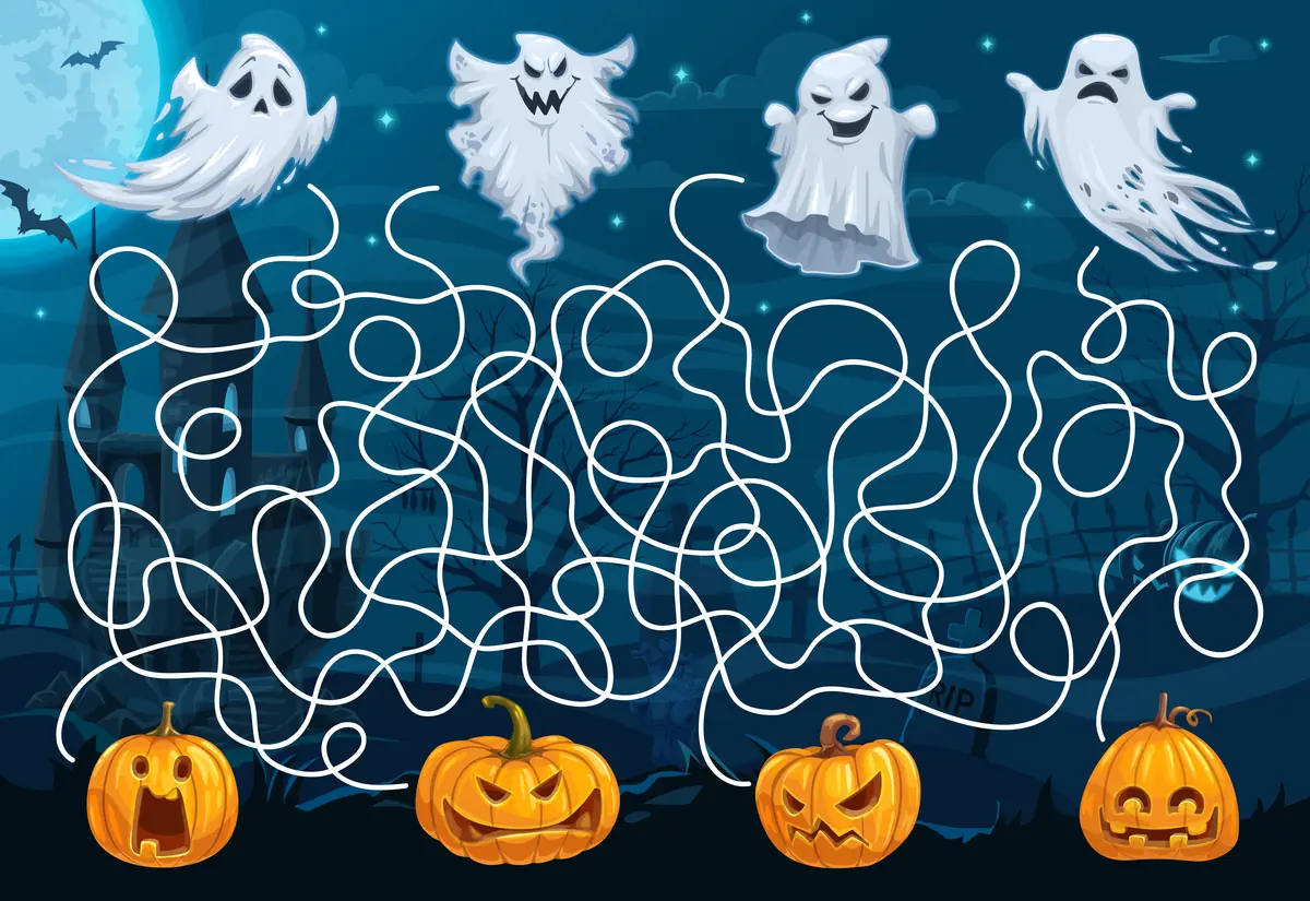 Labyrinthe Halloween avec quatre fantômes farceurs à relier aux citrouilles lumineuses à imprimer